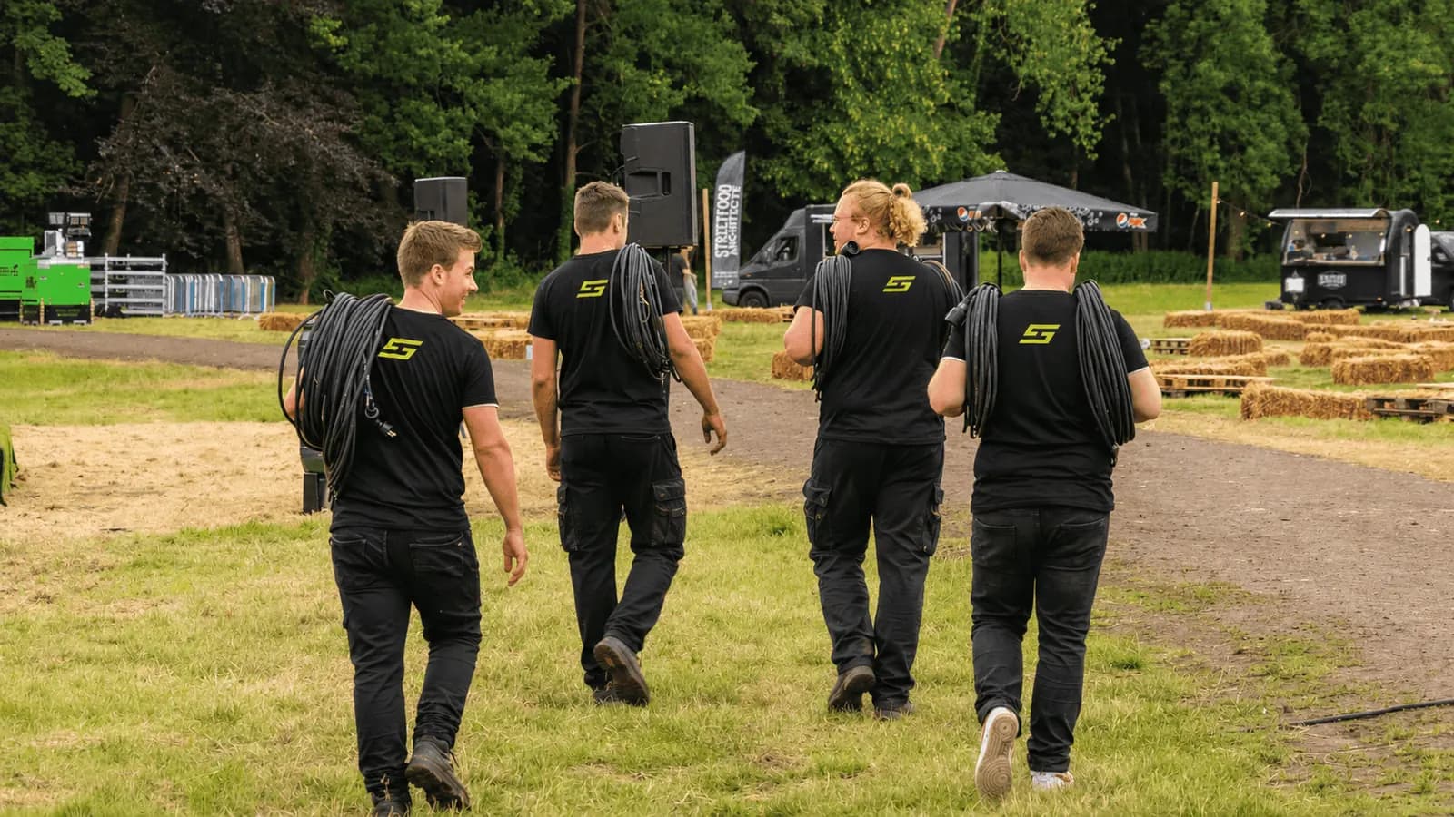 Stroomhuren.be team met kabels op evenement locatie