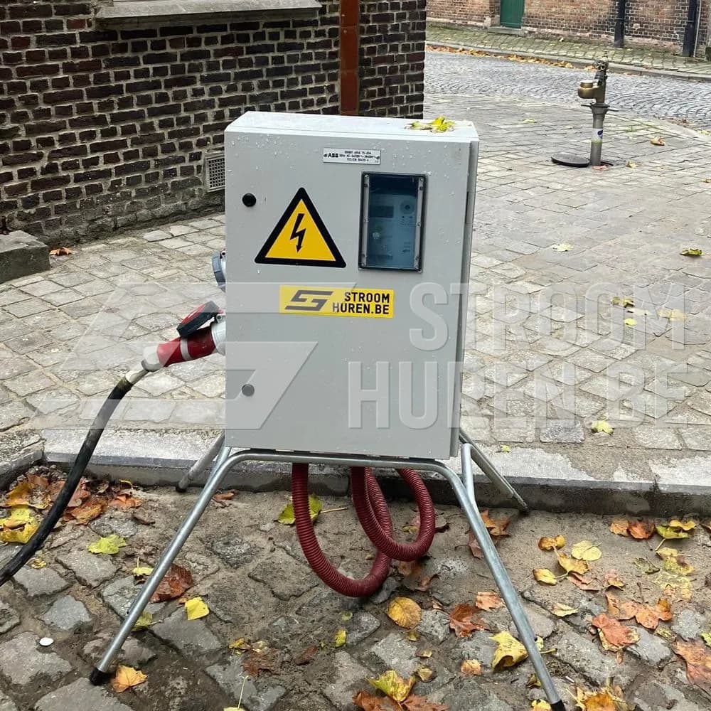 Werfkast op statief met kijkvenster voor de meter en een rode CEE-stekker aan de zijkant